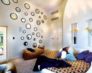 round-Mirror-Bedroom-wall-Decoration-Design